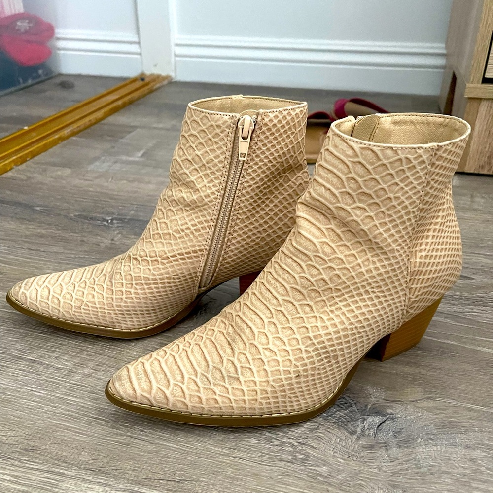 Cream snake skin boots - Matisse boots. size womens 6.5
